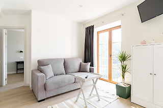 Una noche en estudio con bañera hidromasaje privada y desayuno gourmet para 2 en Apartamentos Jardines Villaverde en Villaverde de Pontones (Cantabria)