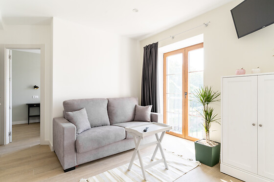 Una noche en estudio con bañera hidromasaje privada y desayuno gourmet para 2 en Apartamentos Jardines Villaverde en Villaverde de Pontones (Cantabria)