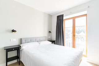 Una noche en estudio con bañera hidromasaje privada y desayuno gourmet para 2 en Apartamentos Jardines Villaverde en Villaverde de Pontones (Cantabria)