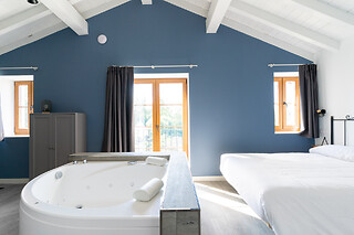 Una noche en estudio con bañera hidromasaje privada y desayuno gourmet para 2 en Apartamentos Jardines Villaverde en Villaverde de Pontones (Cantabria)