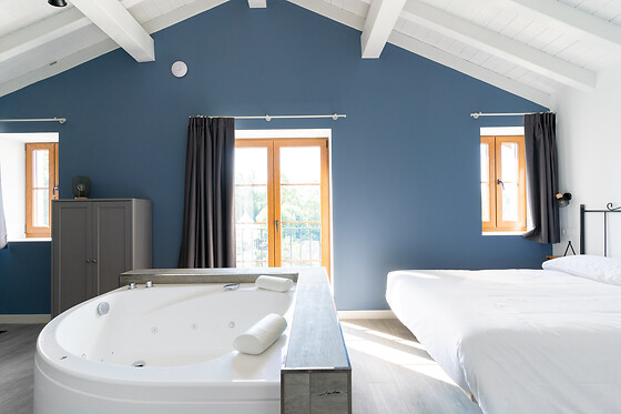 Una noche en estudio con bañera hidromasaje privada y desayuno gourmet para 2 en Apartamentos Jardines Villaverde en Villaverde de Pontones (Cantabria)