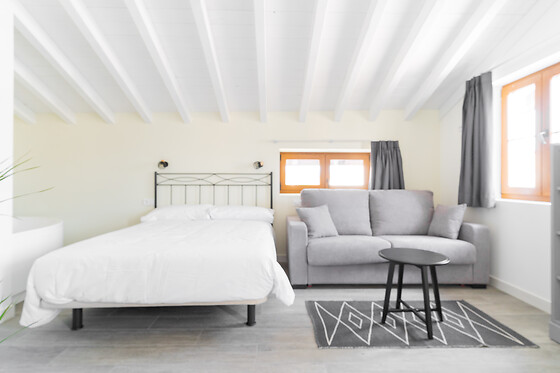 Una noche en estudio con bañera hidromasaje privada y desayuno gourmet para 2 en Apartamentos Jardines Villaverde en Villaverde de Pontones (Cantabria)
