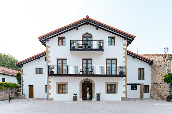 Una noche en estudio con bañera hidromasaje privada y desayuno gourmet para 2 en Apartamentos Jardines Villaverde en Villaverde de Pontones (Cantabria)