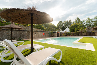 Una noche en estudio con bañera hidromasaje privada y desayuno gourmet para 2 en Apartamentos Jardines Villaverde en Villaverde de Pontones (Cantabria)