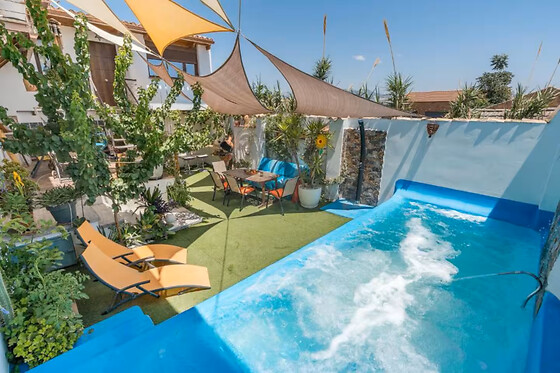 Una noche con experiencia bienestar y detalle de bienvenida para 2 en Apartamentos La Vega De Granada en Ambroz (Granada)