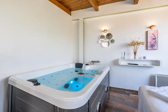 Una noche con experiencia bienestar y detalle de bienvenida para 2 en Apartamentos La Vega De Granada en Ambroz (Granada)