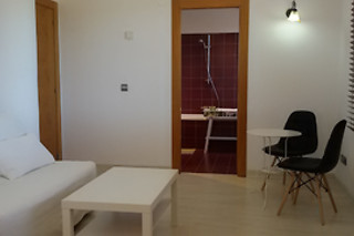 Dos noches con desayunos para 2 adultos y 2 niños en Lovely Cat's Room en Urrunaga (Álava)