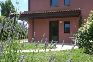 Dos noches con desayunos para 2 adultos y 2 niños en Lovely Cat's Room en Urrunaga (Álava)