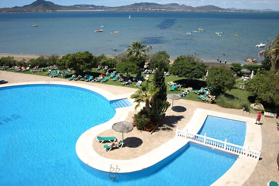 Una noche con desayuno para 3 en Hotel Izán Cavanna**** en La Manga del Mar Menor (Murcia)