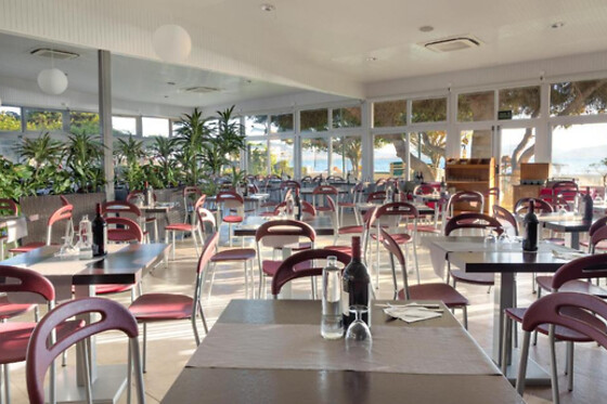 Una noche con desayuno para 3 en Hotel Izán Cavanna**** en La Manga del Mar Menor (Murcia)