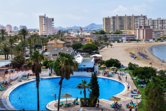 Una noche con desayuno para 3 en Hotel Izán Cavanna**** en La Manga del Mar Menor (Murcia)