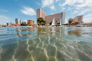 Una noche con desayuno para 3 en Hotel Izán Cavanna**** en La Manga del Mar Menor (Murcia)