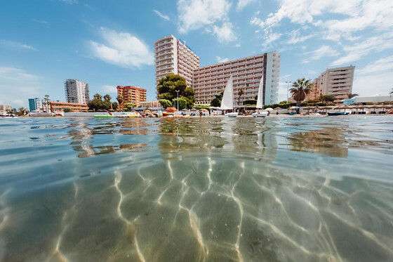 Una noche con desayuno para 3 en Hotel Izán Cavanna**** en La Manga del Mar Menor (Murcia)