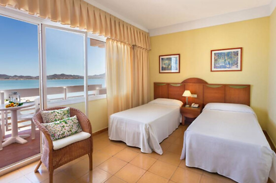 Una noche con desayuno para 3 en Hotel Izán Cavanna**** en La Manga del Mar Menor (Murcia)