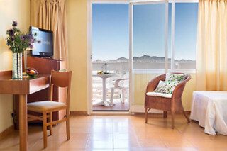 Una noche con desayuno para 3 en Hotel Izán Cavanna**** en La Manga del Mar Menor (Murcia)