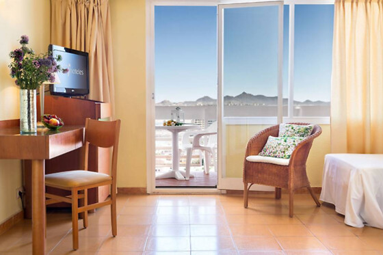 Una noche con desayuno para 3 en Hotel Izán Cavanna**** en La Manga del Mar Menor (Murcia)