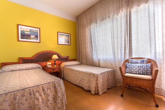 Una noche con desayuno para 3 en Hotel Izán Cavanna**** en La Manga del Mar Menor (Murcia)