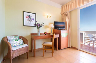 Una noche con desayuno para 3 en Hotel Izán Cavanna**** en La Manga del Mar Menor (Murcia)