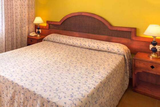 Una noche con desayuno para 3 en Hotel Izán Cavanna**** en La Manga del Mar Menor (Murcia)
