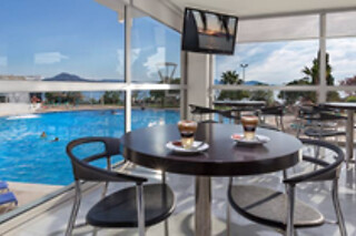 Una noche con desayuno para 3 en Hotel Izán Cavanna**** en La Manga del Mar Menor (Murcia)