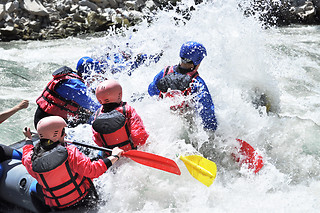Una experiencia de rafting "Meandro de Montoro. La Bella Escondida" para 4 personas con Sierra Morena Active en Marmolejo (Jaén)