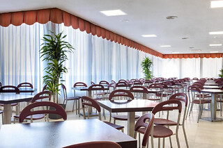 Una noche con desayuno para 3 en Hotel Izán Cavanna**** en La Manga del Mar Menor (Murcia)