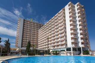 Una noche con desayuno para 3 en Hotel Izán Cavanna**** en La Manga del Mar Menor (Murcia)