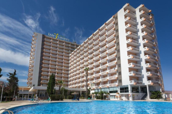 Una noche con desayuno para 3 en Hotel Izán Cavanna**** en La Manga del Mar Menor (Murcia)