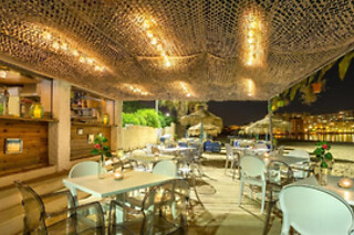 Una noche con desayuno para 3 en Hotel Izán Cavanna**** en La Manga del Mar Menor (Murcia)