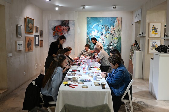 Un Taller de Mosaico y Vino para 2 en El Puente Gallery en Madrid
