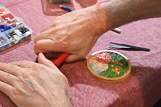 Un Taller de Mosaico y Vino para 2 en El Puente Gallery en Madrid