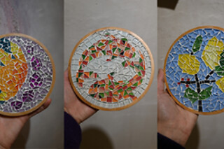 Un Taller de Mosaico y Vino para 2 en El Puente Gallery en Madrid