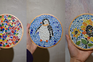 Un Taller de Mosaico y Vino para 2 en El Puente Gallery en Madrid