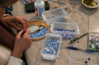 Un Taller de Mosaico y Vino para 2 en El Puente Gallery en Madrid