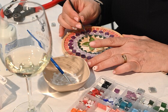 Un Taller de Mosaico y Vino para 2 en El Puente Gallery en Madrid