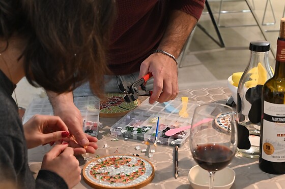 Un Taller de Mosaico y Vino para 2 en El Puente Gallery en Madrid