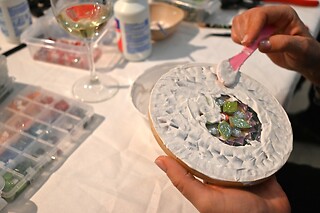 Un Taller de Mosaico y Vino para 2 en El Puente Gallery en Madrid