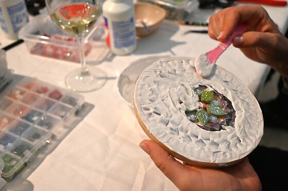 Un Taller de Mosaico y Vino para 2 en El Puente Gallery en Madrid