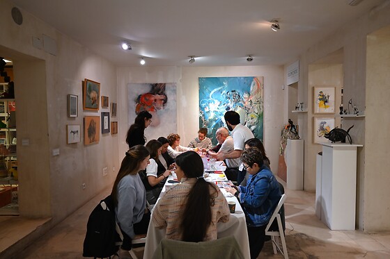 Un Taller de Mosaico y Vino para 2 en El Puente Gallery en Madrid