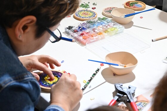 Un Taller de Mosaico y Vino para 2 en El Puente Gallery en Madrid
