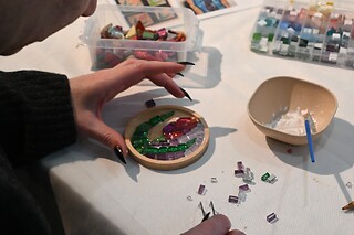 Un Taller de Mosaico y Vino para 2 en El Puente Gallery en Madrid