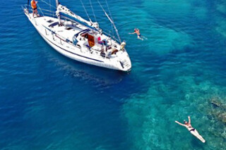 Una ruta en velero de 3 horas para 2 en Velero en Roses (Girona)