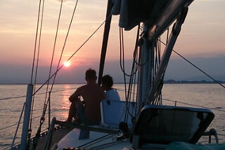 Una ruta en velero de 3 horas para 2 en Velero en Roses (Girona)