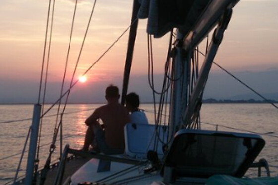 Una ruta en velero de 3 horas para 2 en Velero en Roses (Girona)