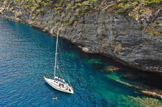 Una ruta en velero de 3 horas para 2 en Velero en Roses (Girona)