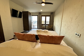 Una noche en habitación con bañera hidromasaje y desayuno para 2 en Alkalea Hospedería en Casas del Cerro (Albacete)