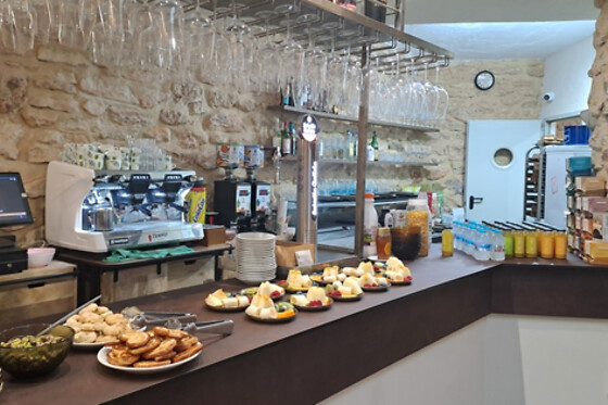 Una noche en habitación con bañera hidromasaje y desayuno para 2 en Alkalea Hospedería en Casas del Cerro (Albacete)