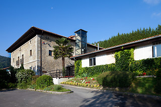 Una noche con visita a bodega para 2 en Hotel Izalde en Quejana (Álava)