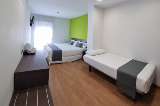 Una noche con desayuno para 2 en Clopy Rocamar*** en Benidorm (Alicante)