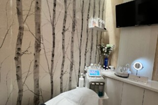 Un tratamiento facial "light  and facial vitality" para 1 en Clinic Velázquez 120 en Madrid